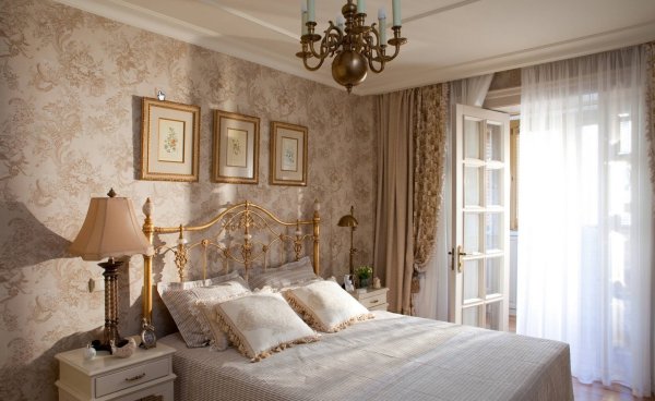 Оформление спальни с использованием классических интерьерных обоев (43 фото)