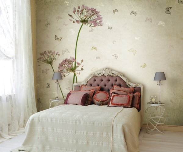 Преображение интерьера спальни с использованием цветочных обоев (43 фото)